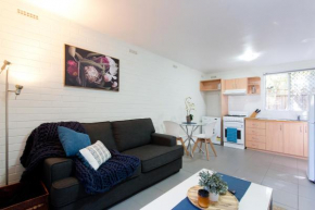 Hensman 5 Shenton Park Cosey Apartment